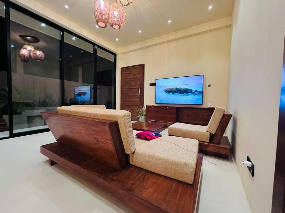 The Neylipz - Fully Air Conditioned 3 Bedroom Apartment ウェリガマ エクステリア 写真