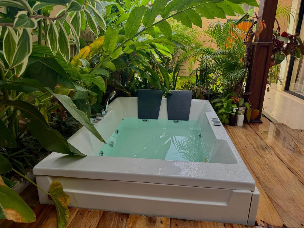 The Neylipz - Fully Air Conditioned 3 Bedroom Apartment ウェリガマ エクステリア 写真